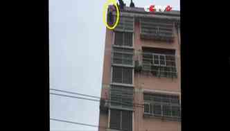 Na China, ao ver que a esposa ia saltar de um prdio de seis andares, o marido no pensou duas vezes antes de salv-la. Para isso, ele a segurou pelo rabo de cavalo(foto: YouTube/CCTV /Reproduo)