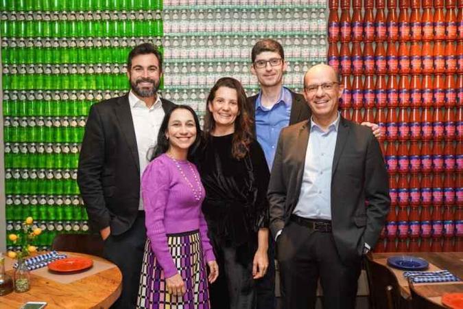 Parte da equipe Oncoprocto (da esq. para a dir.): Ricardo Cembranelli e Helena Cuba (oncologistas); Stela Sala e Leonardo Chamon (radioterapeutas), ao lado do colonproctologista Fbio Lopes(foto: Rafael Tavares/Divulgao)