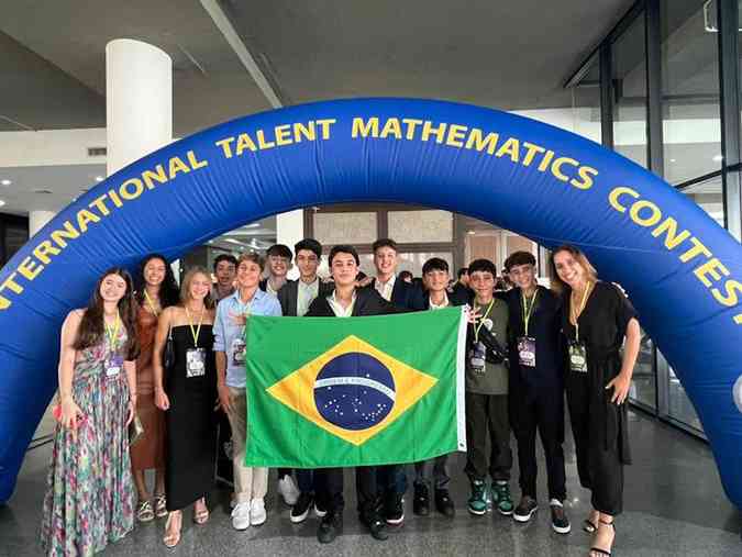 A equipe do Loyola que participou do International Talent Mathematics Contest (ITMC), na ltima semana de fevereiro: quatro medalhas de prata e sete de bronze(foto: Divulgao)