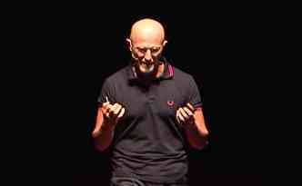 O polmico neurocirurgio italiano Sergio Canavero teria conseguido realizar o primeiro transplante de cabeas em humanos, neste caso, em cadveres(foto: YouTube/TEDx Talks/Reproduo)
