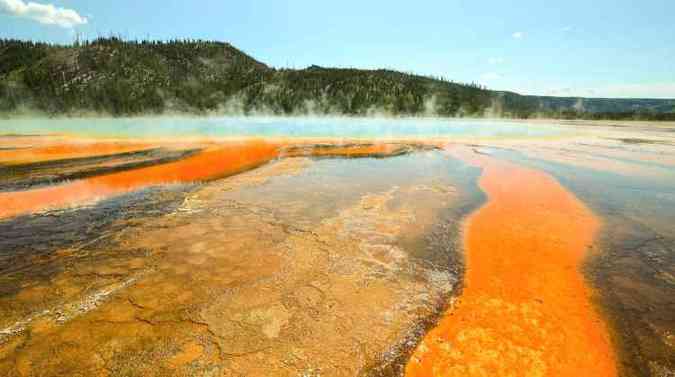 As bactrias capazes de consumir lixo e gerar energia foram encontradas em piscinas vulcnicas do parque Yellowstone, nos EUA(foto: Pexels)