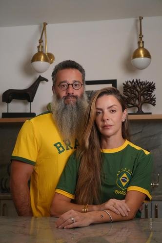 O empresário Ofli Guimarães e a esposa Renata Guimarães, que moram nos EUA, em Orlando, e vão acompanhar de perto a copa (foto: Arquivo Pessoal) O empresário Ofli Guimarães e a esposa Renata Guimarães, que moram nos EUA, em Orlando, e vão acompanhar de perto a copa (foto: Arquivo Pessoal)