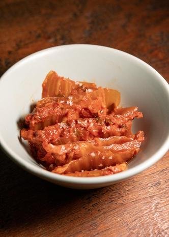 Kimchi: o fermentado de acelga picante é preparado na própria casa (foto: Rubens Kato/Divulgação ) Kimchi: o fermentado de acelga picante é preparado na própria casa (foto: Rubens Kato/Divulgação )