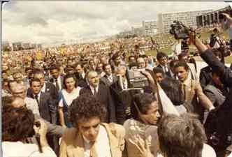 Milhares de pessoas lotaram o gramado da esplanada dos ministrio em Braslia para a posse de Jos Sarney como presidente interino do Brasil(foto: Arquivo Senado/Divulgao)