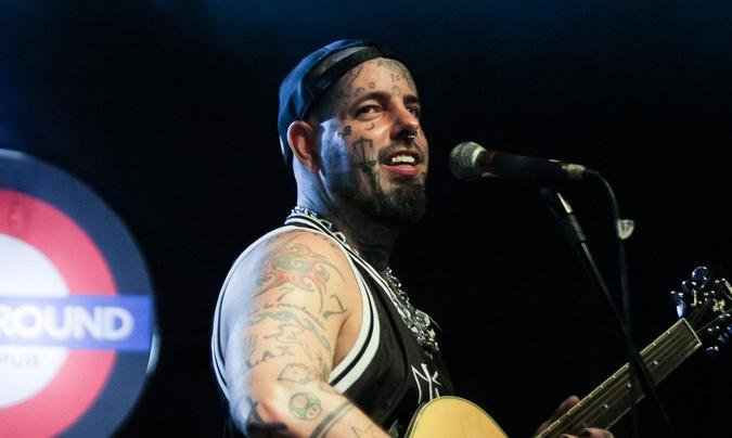 O cantor Tico Santa Cruz é uma das atrações do evento(foto: Caricatte/Divulgação) O cantor Tico Santa Cruz é uma das atrações do evento(foto: Caricatte/Divulgação)