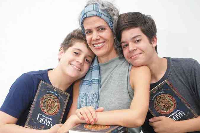 Karinna Pimenta, com os filhos Cassiano e Bencio, acaba de lanar A Caada de Goya: 