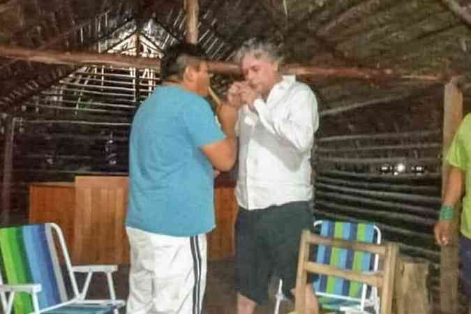O ator Fbio Assuno experimenta rap oferecido pelo cacique Carlos Brando, da tribo Morada Nova, no Acre(foto: ContilNet/Reproduo)