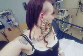 A americana Ashley Glawe estava segurando sua cobra python de estimao quando, de repente, o pet entrou no buraco de sua orelha, que  alargado(foto: Facebook/Ashley Glawe/Reproduo)