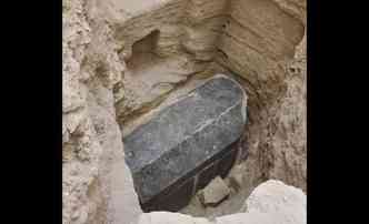 O sarcfago de granito preto encontrado em Alexandria, no Egito, foi aberto nesta quinta 919) e no continha os restos mortais do imperador Alexandre, o Grande(foto: Facebook/Ministry of Antiquities of Egypt/Reproduo)