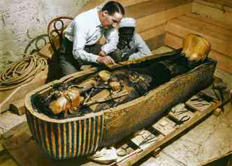 O arqueologista Howard Carter ficou impressionado com as riquezas artsticas encontradas na tumba do rei Tutankamon, no Egito(foto: Harry Burton/The Griffith Institute - Oxford/Reproduo)