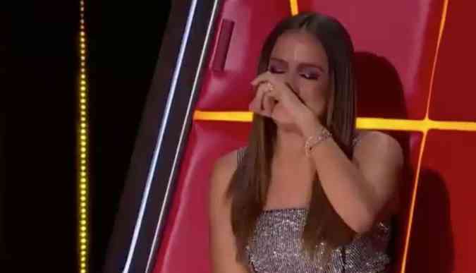A cantora Anitta no segurou o choro ao falar sobre a morte da av no programa La Voz, exibido no Mxico(foto: Twitter/Reproduo)