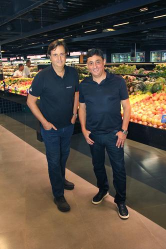 Alexandre Poni e Hallison Moreira, na nova loja: 