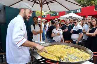 O premiado chef belo-horizontino Leonardo Paixo, do restaurante Glouton, prepara um prato especial para os visitantes do Festival Fartura BH(foto: Farturagastronomia.com.br/Reproduo)