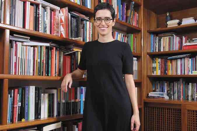Anna Cunha, em sua biblioteca: 