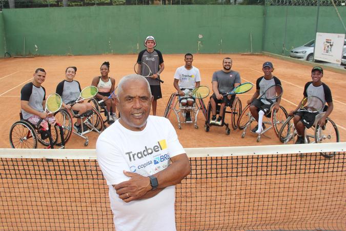 Leo Butija, um dos nomes mais tradicionais do tênis mineiro, à frente de seus alunos cadeirantes: %u201CÉ muito mais que um esporte. o tênis dá foco, disciplina e cidadania. sinto a obrigação de mostrar para esses jovens que pode acontecer o mesmo para eles%u201D (foto: Pádua de Carvalho) Leo Butija, um dos nomes mais tradicionais do tênis mineiro, à frente de seus alunos cadeirantes: %u201CÉ muito mais que um esporte. o tênis dá foco, disciplina e cidadania. sinto a obrigação de mostrar para esses jovens que pode acontecer o mesmo para eles%u201D (foto: Pádua de Carvalho)