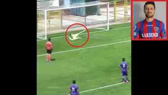 O goleiro turco Riza Efendioglu, do Gaziantep Buyuksehir Belediyespor, defendeu um pnalti, mas se atrapalhou em seguida, deixando a bola entrar no gol(foto: YouTube/INT Video/Reproduo)