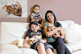 Na casa de Cynthia Souza, a porquinha Antoninha se diverte com as crianas Miguel e Vitor e a cadela Mir (no detalhe): 