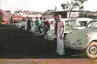 Salim Mattar (à frente), com a primeira frota de Fuscas: os sócios chegaram a lavar carros, consertar defeitos, trabalhar como motorista e até dormir no sofá do escritório para oferecer o serviço 24 horas(foto: Arquivo pessoal) Salim Mattar (à frente), com a primeira frota de Fuscas: os sócios chegaram a lavar carros, consertar defeitos, trabalhar como motorista e até dormir no sofá do escritório para oferecer o serviço 24 horas(foto: Arquivo pessoal)