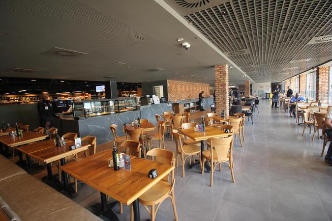Com 160 lugares, restaurante conta com parrilla uruguaia, pizzaria, creperia e cafeteria: mquinas de caf importadas da Sua(foto: Pdua de Carvalho)