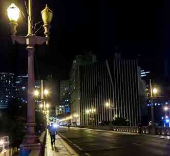 A BHIP, concessionria responsvel pela iluminao pblica em Belo Horizonte, vai restaurar as 74 luminrias do icnico viaduto Santa Tereza(foto: Bruno Lavorato/BHIP/Divulgao)