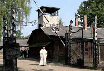 Papa Francisco caminhou em silncio e rezou sozinho vrias vezes durante visita ao campo de concentrao de Auschwitz, na Polnia(foto: EPA/Observatrio Romano/Agncia Lusa/Reproduo)