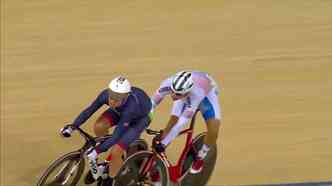 O ciclista coreano Sanghoon Park (dir.) bateu a bicicleta no britnico Mark Cavendish e sofreu uma queda grave no veldromo da Rio 2016(foto: Globoesporte.globo.com/Reproduo)