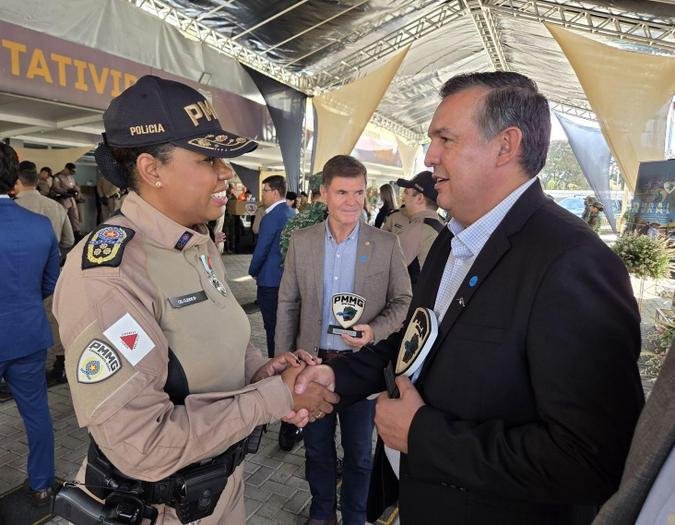 A comandante-geral da Polícia Militar de Minas Gerais (PMMG), Coronel PM Cleide Barcelos dos Reis Rodrigues, realiza a entrega do troféu A comandante-geral da Polícia Militar de Minas Gerais (PMMG), Coronel PM Cleide Barcelos dos Reis Rodrigues, realiza a entrega do troféu
