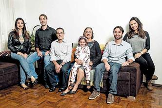 Paulo Omar Nascimento Pereira (terceiro da esq. para a dir.), com alguns de seus familiares: Paulo Omar Nascimento Pereira (terceiro da esq. para a dir.), com alguns de seus familiares: