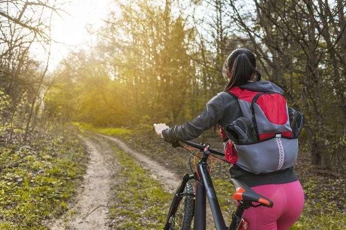Estudo revelou que a prtica de pedalar contribui para o aumento do bem-estar, principalmente quando ela  realizada em reas verdes(foto: Freepik)