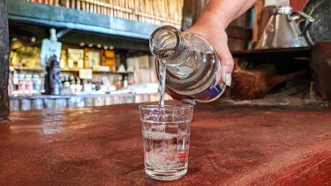 Com o título da cachaça regulamentado, a previsão de Leônidas Oliveira é o aumento do turismo pelas rotas da bebida, já premiada e reconhecida internacionalmente(foto: Diego Vargas / Seapa-MG ) Com o título da cachaça regulamentado, a previsão de Leônidas Oliveira é o aumento do turismo pelas rotas da bebida, já premiada e reconhecida internacionalmente(foto: Diego Vargas / Seapa-MG )