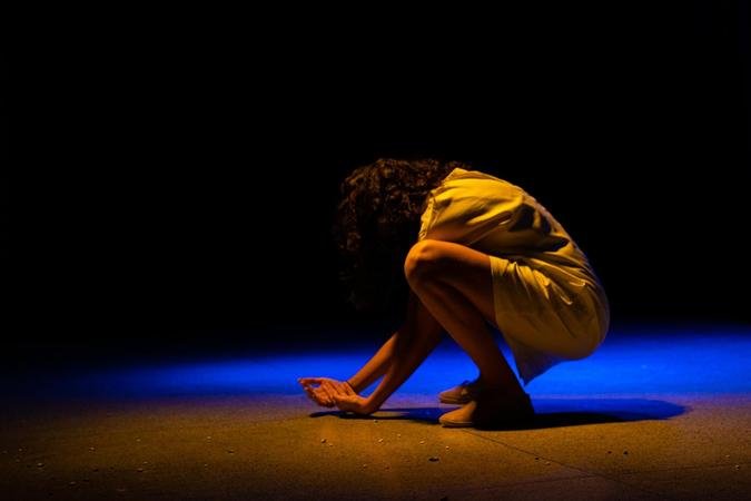 Com linguagem que articula teatro, m�sica e poesia, a obra prop�e uma experi�ncia sensorial voltada � escuta e � empatia(foto: Meadas Filmes/Divulga��o)