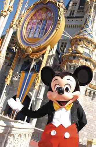 Mickey, em frente ao Castelo da Cinderela: smbolo que completa 90 anos em novembro(foto: Walt Disney World/Divulgao)