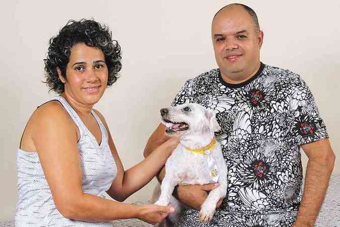 O vendedor Cristiano Murta dos Santos já resgatou Max, poodle de 9 anos, com problema de catarata: 