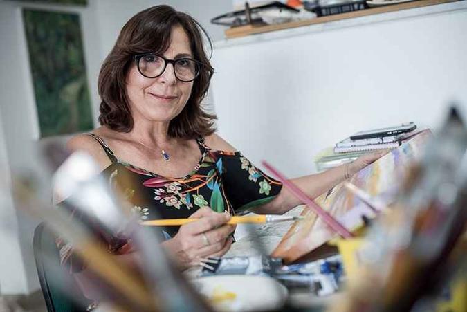 A artista plstica Elizete Aguiar, em seu ateli: 