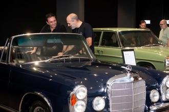 Exposi��o re�ne modelos Mercedes-Benz de diferentes gera��es