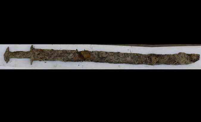 A espada pr-viking do sculo V ou VI d.C. foi encontrada por acaso na Sucia por uma garota de 8 anos(foto: Jnkpings Lns Museum/Divulgao)