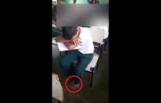 O vdeo com a humilhao causada a um aluno no Distrito Federal est revoltando os internautas(foto: YouTube/Metrpoles DF/Reproduo)