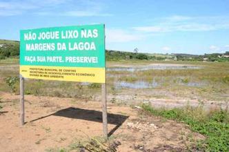 Em situação precária, lagoa central da cidade de Confins vira motivo de reclamação de moradores(foto: Raíla Melo/ALMG/Divulgação) Em situação precária, lagoa central da cidade de Confins vira motivo de reclamação de moradores(foto: Raíla Melo/ALMG/Divulgação)
