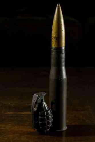 Granada de mo e munio 35 mm da Segunda Guerra Mundial(foto: Cludio Cunha/Encontro/Arquivo)
