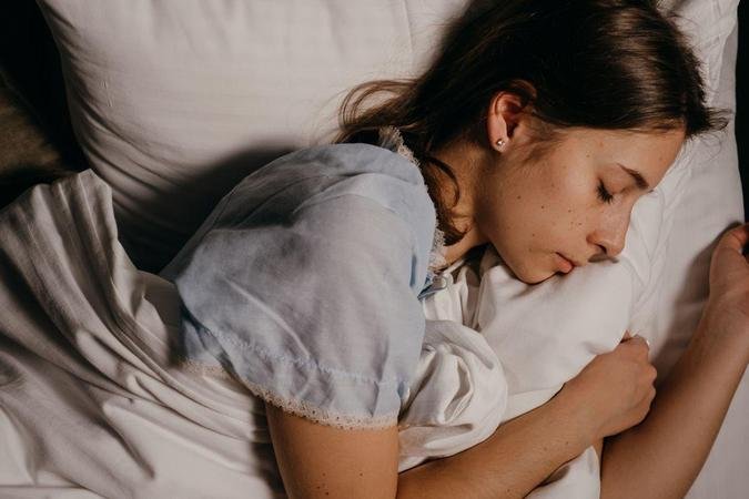 A posição ao dormir também pode ser considerada quando há dor cervical, lombar, nos ombros ou em outras articulações(foto: Pexels) A posição ao dormir também pode ser considerada quando há dor cervical, lombar, nos ombros ou em outras articulações(foto: Pexels)