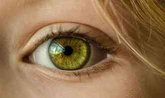O blefaroespasmo ocorre quando os olhos comeam a piscar excessivamente, sem motivo aparente(foto: Pixabay)