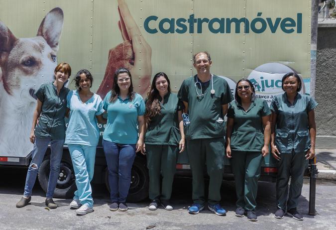Em Nova Lima, o controle populacional de ces e gatos tambm  realizado atravs do Castramvel em campanhas pblicas peridicas: uma das iniciativas ocorre por meio de parceria com o Instituto Patas Brasil, com recursos de medidas compensatrias ambientais (foto: Divulgao)