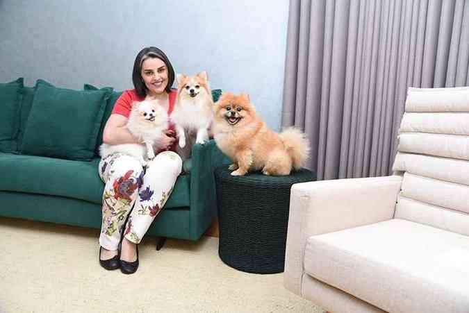 A jornalista Daniela Murad mantm plano de sade para suas trs cadelas da raa Lulu da Pomernia (Vicky, Milka e Eva). 