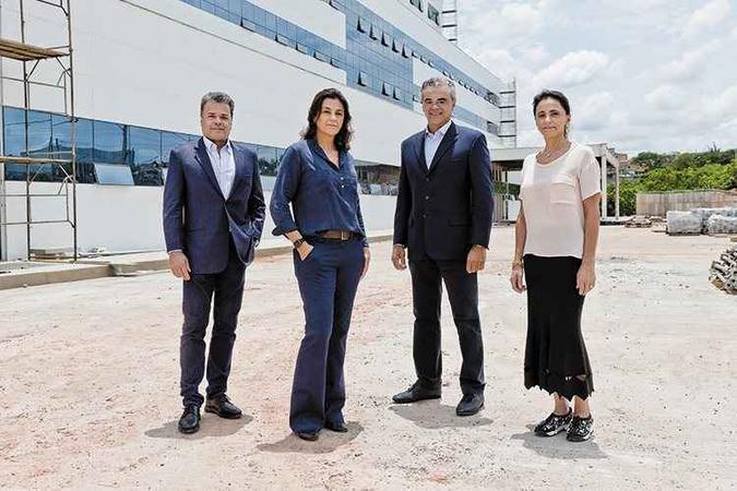 O engenheiro Renato e os médicos Maria Norma, Henrique e Márcia, filhos de José Salvador e Norma: da segunda geração de herdeiros, só Renato não se dedica ao dia a dia do hospital(foto: Samuel Gê/Encontro) O engenheiro Renato e os médicos Maria Norma, Henrique e Márcia, filhos de José Salvador e Norma: da segunda geração de herdeiros, só Renato não se dedica ao dia a dia do hospital(foto: Samuel Gê/Encontro)