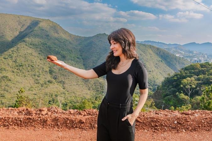Artista mineira produz tinta a partir de rochas e mineirais coletados por ela(foto: Fresta Company/Divulgação) Artista mineira produz tinta a partir de rochas e mineirais coletados por ela(foto: Fresta Company/Divulgação)