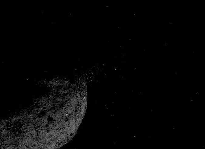 Imagem de Bennu divulgada pela Nasa revela um jato de poeira sendo expelido pelo asteroide(foto: Nasa/Goddard/University of Arizona/Lockheed Martin/Divulgao)