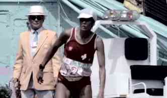 A maratonista sua Gabrielle Andersen-Scheiss d exemplo de superao nos jogos de Los Angeles, em 1984, ao terminar a prova extremamente desgastada(foto: YouTube/Reproduo)