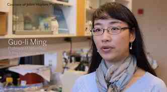 A professora Guo-li Ming faz parte do grupo de cientistas que descobriu a ao do zika vrus nas clulas que formam o crtex cerebral(foto: YouTube/Reproduo)