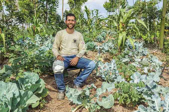 Para o agricultor Lucas Machado, do Stio das Mangueiras, em Florestal, a lida na terra e o cultivo dos alimentos tm que ser feitos com respeito e gratido: 