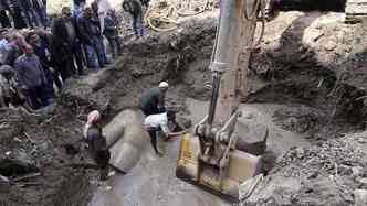 Arquelogos escavaram uma esttua de 8 m, num bairro do subrbio do Cairo, no Egito, que pode ser do famoso rei Ramss II(foto: Lusa/Khaled Elfiqi/Reproduo)